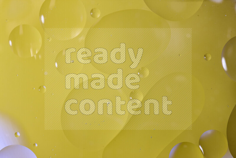 لقطات مقربة لفقاعات من الزيت على سطح الماء باللون الأصفر