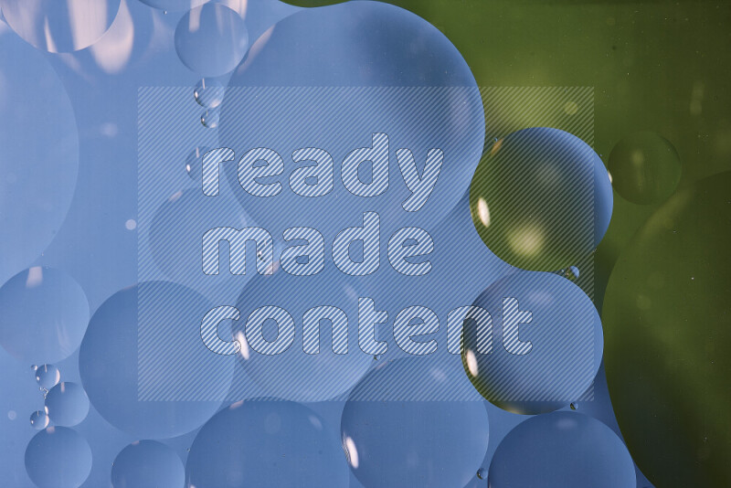 لقطات مقربة لفقاعات من الزيت على سطح الماء باللون الأزرق والأخضر