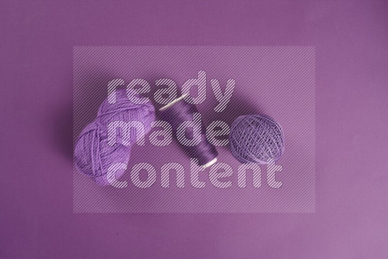 مجموعة من أدوات الخياطة والتفصيل أرجوانية اللون على خلفية أرجوانية