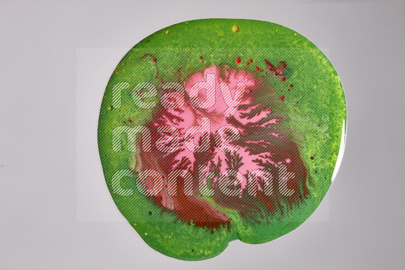 لقطات مقربة لألوان متنوعة تمتزج على خلفية رمادية