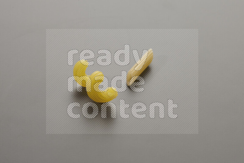 معكرونة تويست مع أنواع أخري من المعكرونة علي خلفية رمادية