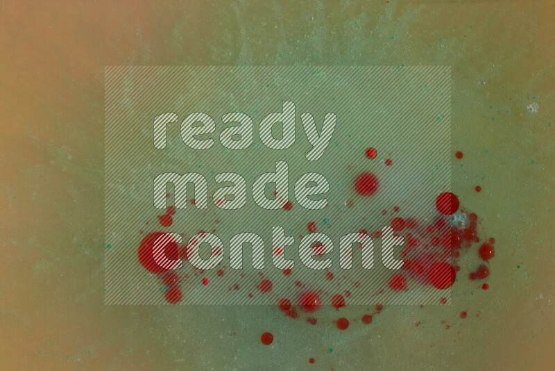 تلتقط الصورة تناثرا للطلاء الأحمر والأخضر والأصفر علي الخلفية