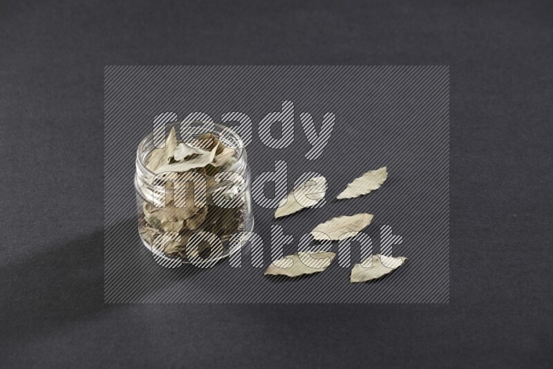 وعاء زجاجي ممتلئ بأوراق الغارعلي خلفية سوداء