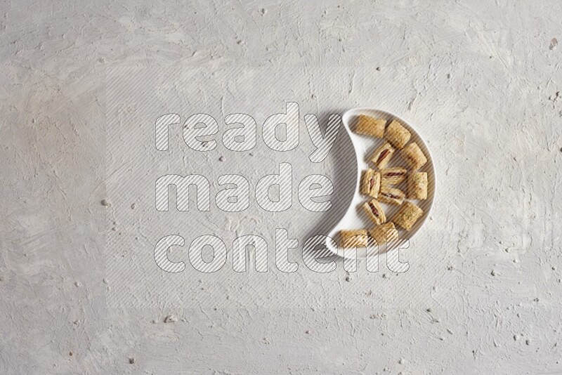 حلويات شرقية في صحن فخاري