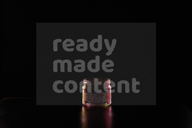 أواني زجاجية مع حواف مضيئة باللونين الأحمر والأصفر على خلفية سوداء