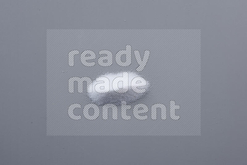 حفن من ملح الطعام، وملح البحر الخشن، وملح الهيمالايا الناعم، وملح الهيمالايا الخشن على خلفية رمادية