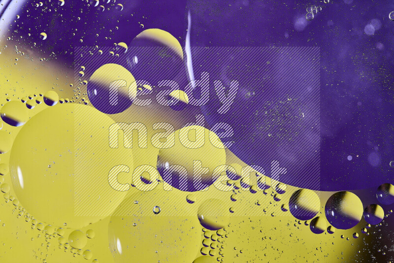 لقطات مقربة لفقاعات من الزيت على سطح الماء باللون الأرجواني والأصفر