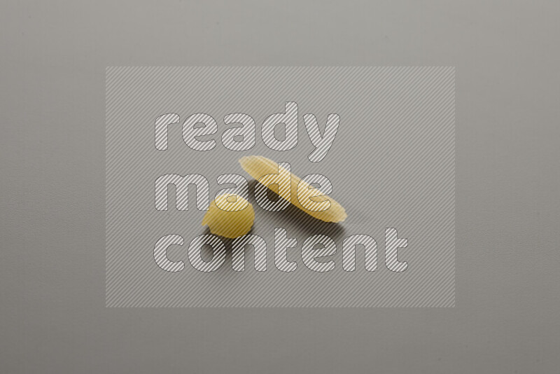 معكرونة ودعة في وعاء فخاري علي خلفية رمادية