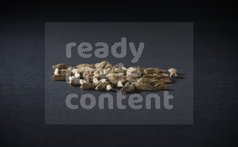 حبوب الهيل علي خلفية سوداء