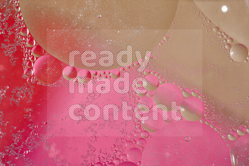 لقطات مقربة لفقاعات من الزيت على سطح الماء باللون البني والأحمر والوردي