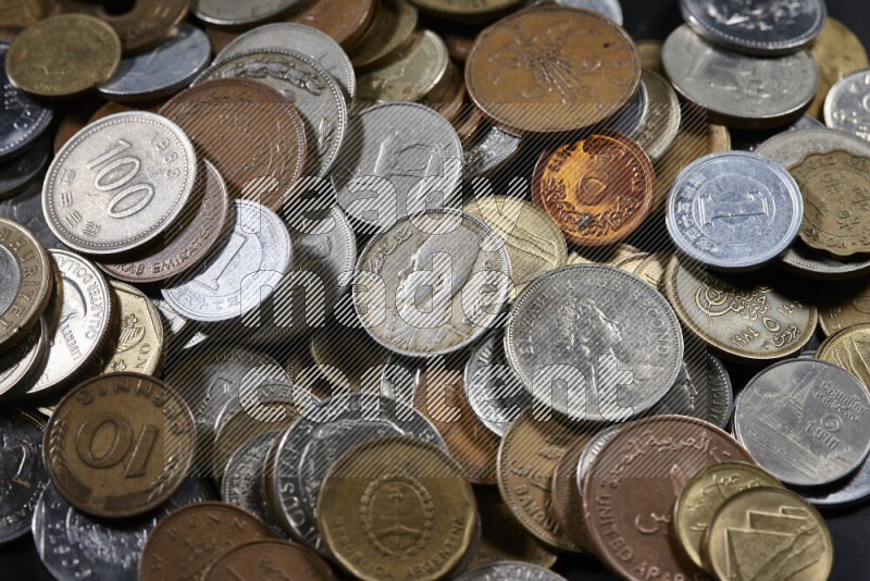 لقطات مقربة لعملات معدنية قديمة عشوائية على خلفية سوداء