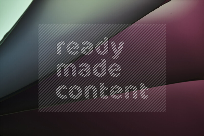 فن تجريدي يعرض منحنيات مع تدرجات الألوان الدافئة والباردة مكونه بضوء ملون