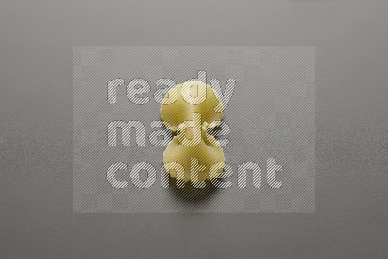 معكرونة فيونكة علي خلفية رمادية