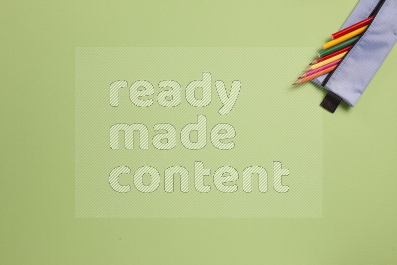 مستلزمات مدرسية مختلفة على خلفية خضراء