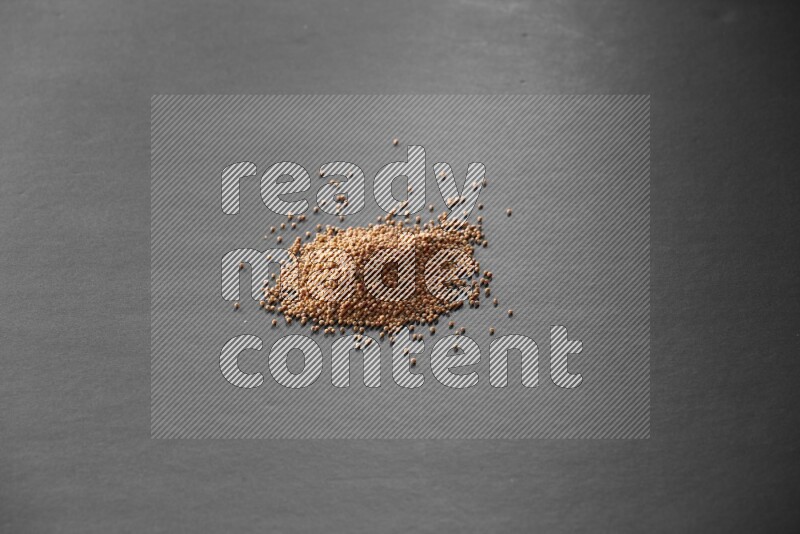 حبوب الخردل علي خلفية سوداء