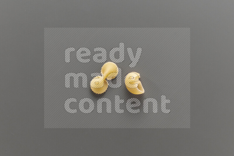 معكرونة فيونكة مع أنواع أخري من المعكرونة علي خلفية رمادية