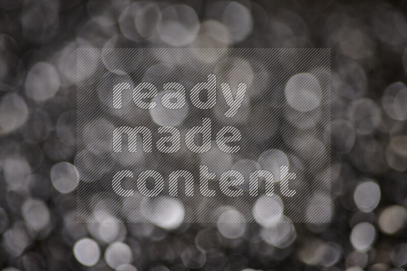 قطع زجاجية سوداء لامعة متناثرة على خلفية سوداء