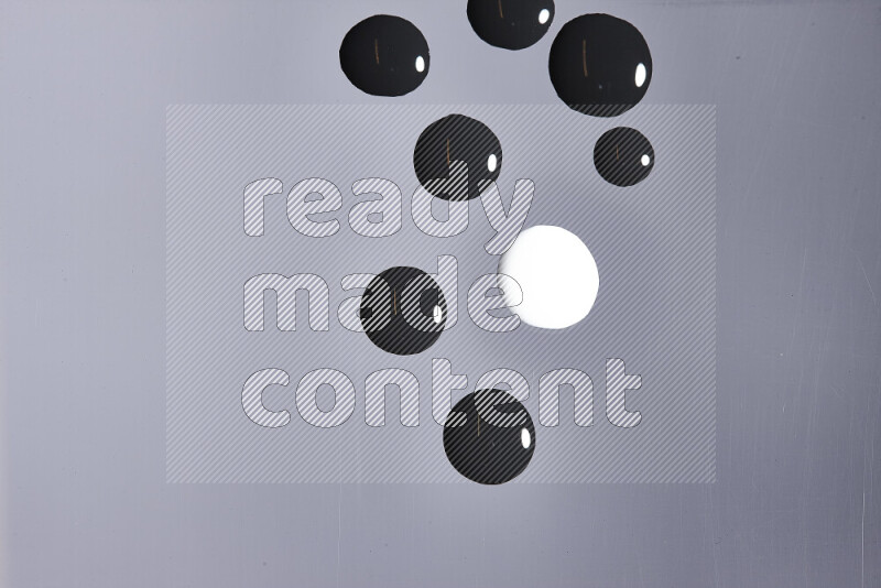 لقطات مقربة لقطرات من اللون الأبيض و الأسود على الخلفية