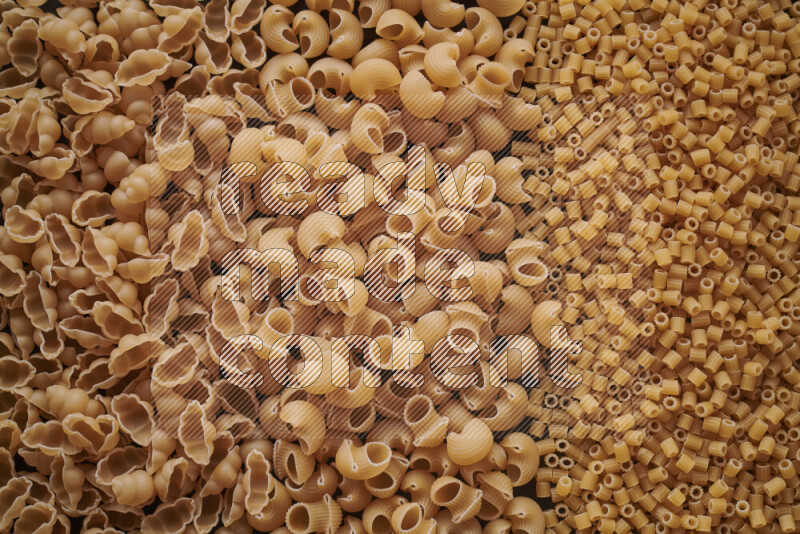 3 انواع معكرونة علي الخلفية كاملة