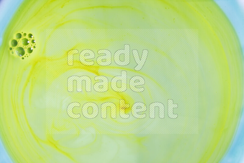 لقطة مقربة لأنماط دوامية بتدرجات اللون الأخضر