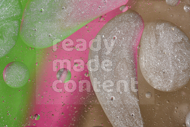 لقطات مقربة لفقاعات من الزيت على سطح الماء باللون البني والأخضر والوردي