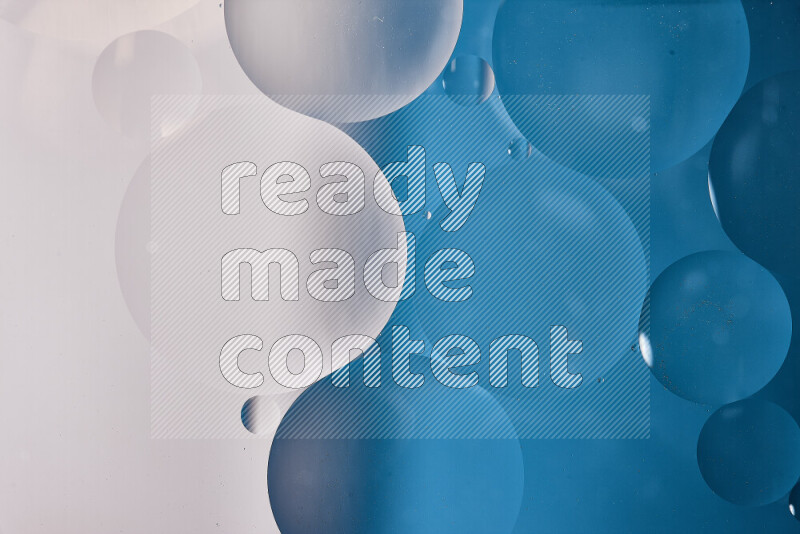 لقطات مقربة لفقاعات من الزيت على سطح الماء باللون الأبيض والأزرق