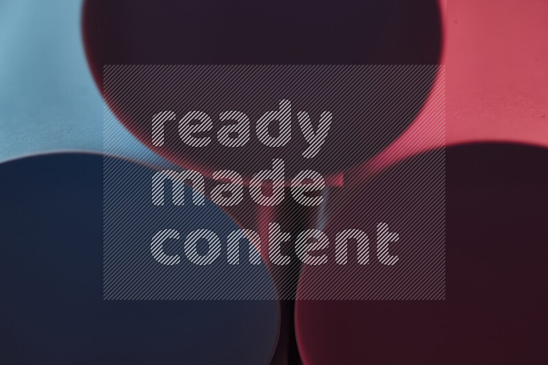 الصورة تعرض فن ورقي تجريدي بأشكال دائرية بدرجات متنوعة من اللون الأزرق والأحمر