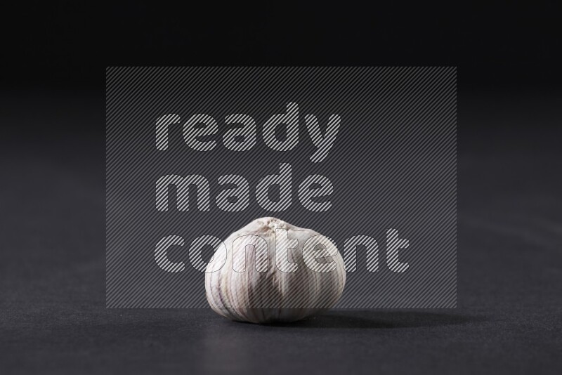 رأس ثوم كاملة موضوعه علي خلفية سوداء