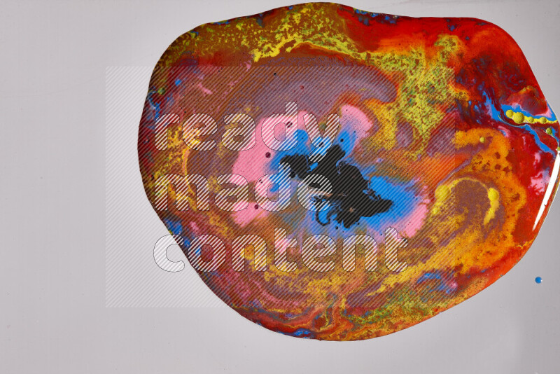 لقطات مقربة لألوان متنوعة تمتزج على خلفية رمادية