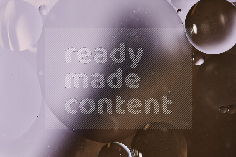 لقطات مقربة لفقاعات من الزيت على سطح الماء باللون الأبيض والبني