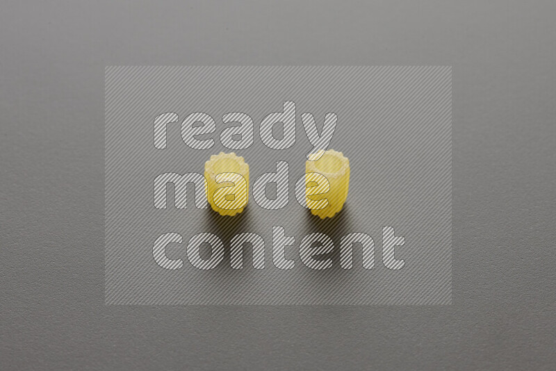 معكرونة مرمرية علي خلفية رمادية