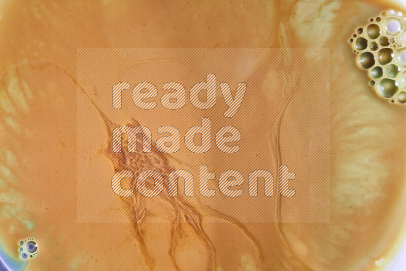 لقطة مقربة لأنماط دوامية باللون البرتقالي