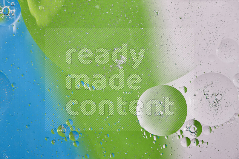 لقطات مقربة لفقاعات من الزيت على سطح الماء باللون الأبيض والأخضر والأزرق