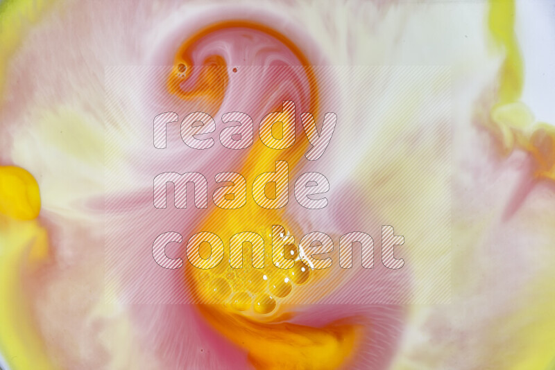 لقطة مقربة لأنماط دوامية باللون البرتقالي والأحمر والأبيض