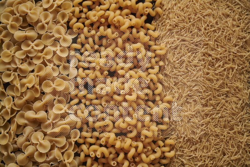 3 انواع معكرونة علي الخلفية كاملة