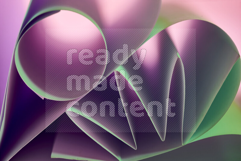 عرض فني لطيات الورق تخلق مزيج من الأشكال الهندسية، مضاءة بإضاءة ناعمة بدرجات اللون الأخضر والارجواني