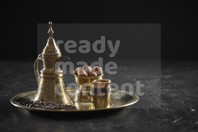 تمر مع مشروب ساخن على صينية معدنية