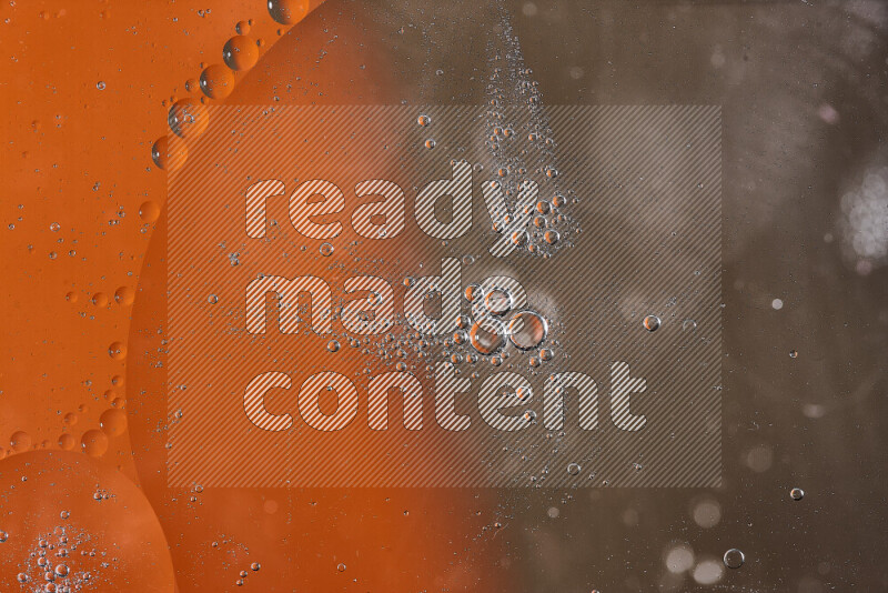 لقطات مقربة لفقاعات من الزيت على سطح الماء باللون البرتقالي والبني