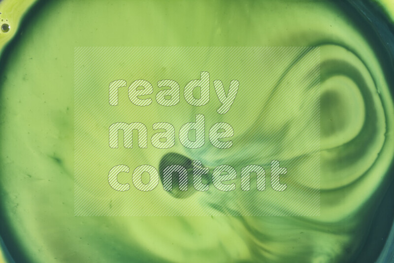 لقطة مقربة لأنماط دوامية بتدرجات اللون الأخضر