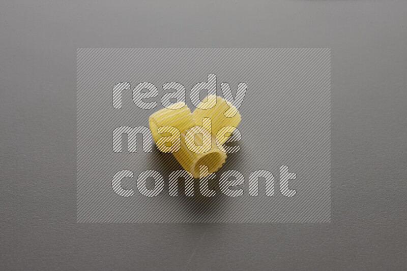 معكرونة خواتم علي خلفية رمادية