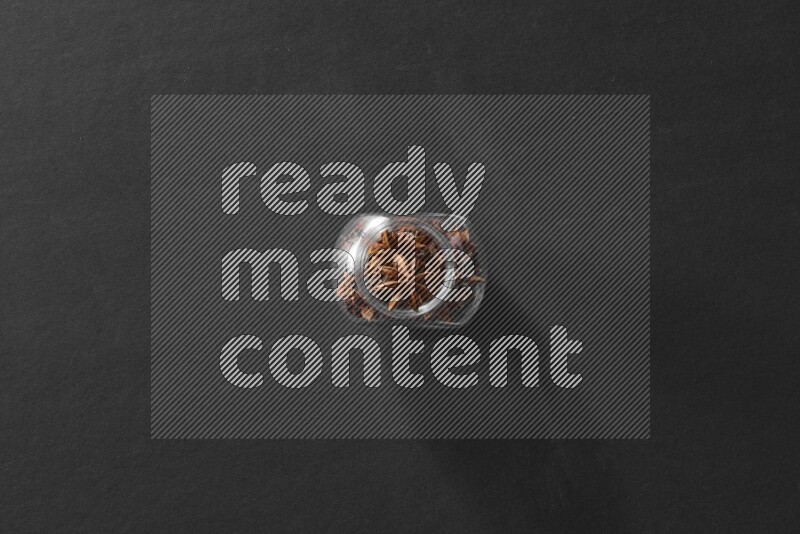 يانسون نجمي في وعاء زجاجي علي خلفية سوداء