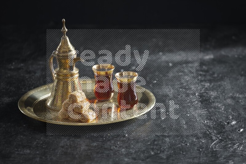 جلاش مع مشروب ساخن على صينية معدنية