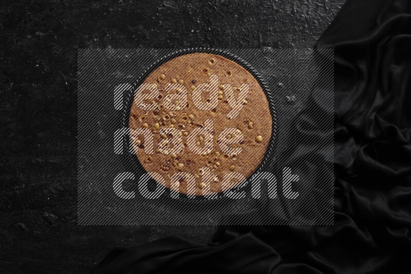 بسبوسة في أطباق مختلفه علي خلفية سوداء خشبية