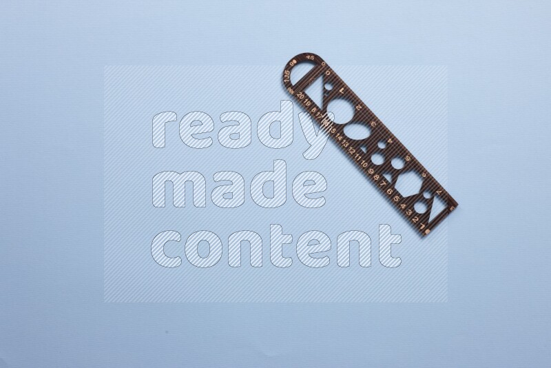 مسطرة خشبية موضوعه علي خلفية زرقاء