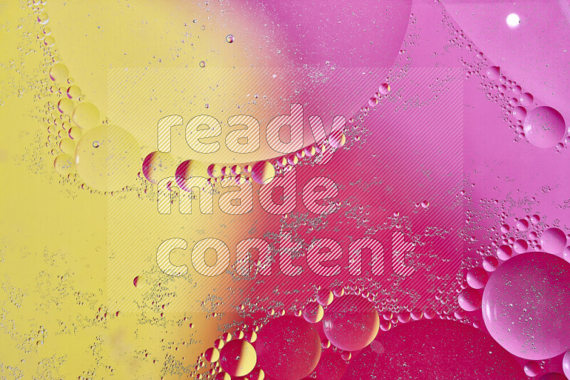 لقطات مقربة لفقاعات من الزيت على سطح الماء باللون الأصفر والوردي