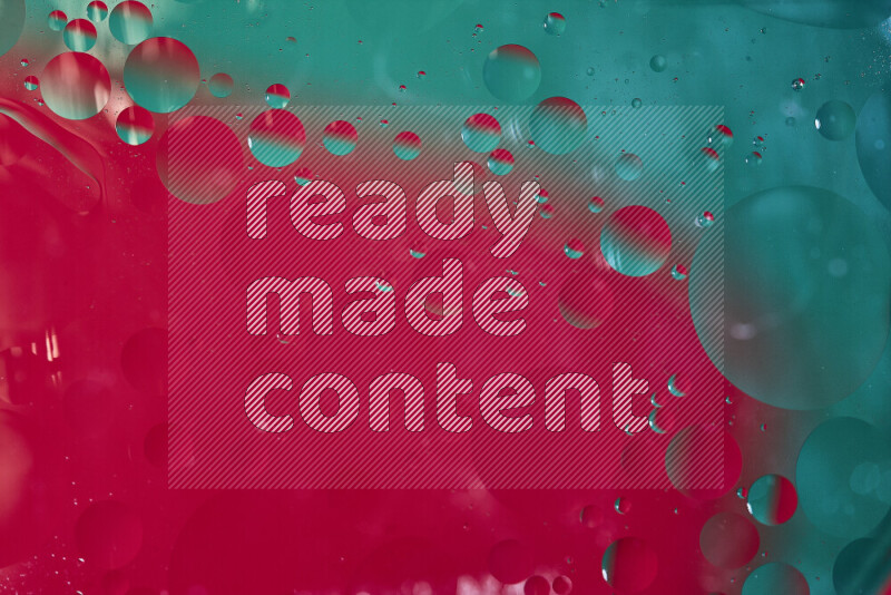 لقطات مقربة لفقاعات من الزيت على سطح الماء باللون الأخضر والأحمر