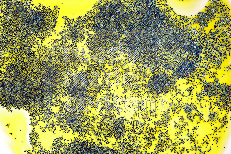 لقطة مقربة لبريق أزرق متلألئ منتشر على خلفية من اللون الأصفر في حركات دائرية