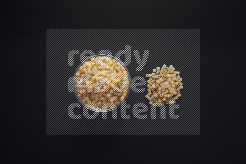 معكرونة مرمرية في وعاء زجاجي علي خلفية سوداء