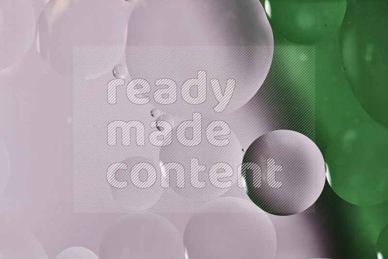 لقطات مقربة لفقاعات من الزيت على سطح الماء باللون الأبيض والأخضر