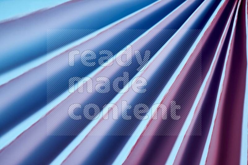 صورة تقدم نمط تجريدي ورقي من الخطوط المائلة بدرجات اللون الأزرق والوردي